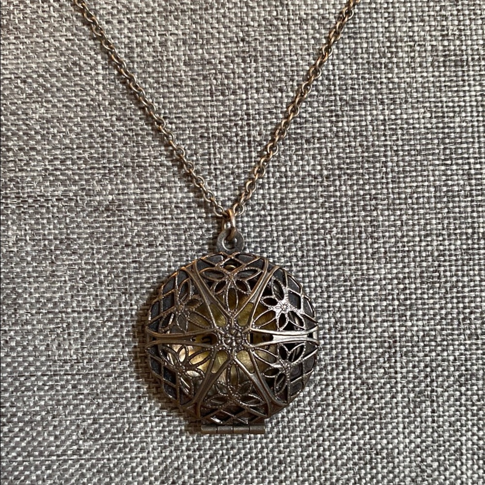 Vintage Silvery-Gold Filigree Pendant Locket Necklace